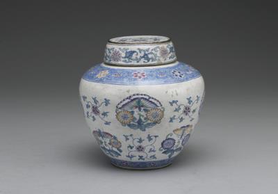 图片[2]-Copper lidded jar with flowers and butterflies decoration in painted enamels on a white glaze ground, Qing dynasty, Qianlong reign (1736-1795)-China Archive